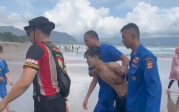 Nyaris tenggelam terseret arus, Kepolisi Polres Sukabumi bersama Balawista dan Penjaga Pantai berhasil selamatkan wisatawan