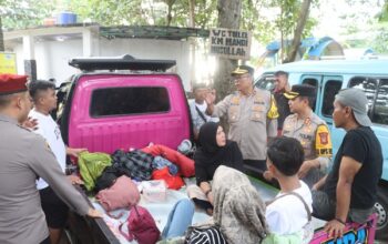 Kapolres Sukabumi Tegur Pengemudi Pick Up Angkut Wisatawan