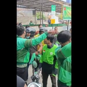 Driver Ojol Pekanbaru Dikeroyok Juru Parkir Liar, Polisi Tembakkan Peringatan ke Udara