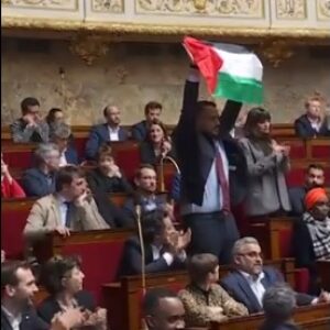 Anggota Parlemen Prancis Diskors dan Gaji Dipotong 2 Bulan Gara-Gara Kibarkan Bendera Palestina di Sidang Majelis Nasional