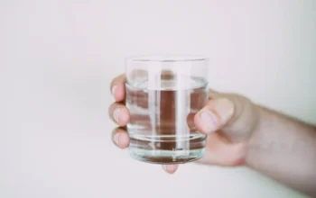 Mitos atau Fakta? Mengungkap Kelebihan Minum Air Putih