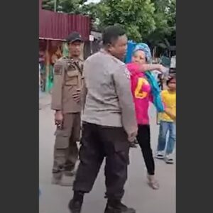 Heboh! Emak-emak Ngamuk Tampar Polisi di Makassar, Gara-gara Ini…