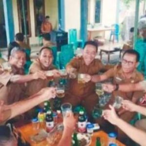 Heboh! Foto ASN Manggarai Timur Minum Miras Viral, Pj Sekda Minta Maaf: Adat Kami, Tapi Mohon Maaf Kalau Kurang Etis