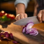 Mengapa Mengiris Bawang Bikin Menangis? Inilah Rahasianya dan 4 Tips Jitu Mengatasinya!