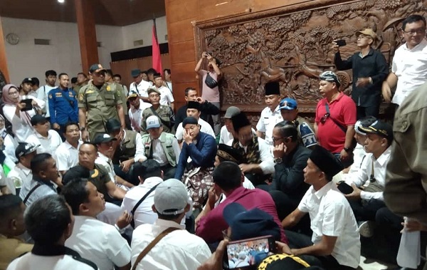 Desak Mochammad Nur Arifin daftar ke KPU, Kepala Desa dan Perangkat Dese se-Kabupaten Trenggalek geruduk Pendopo1