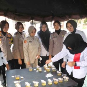 Hari Pertama Bertugas, Kapolres Sukabumi AKBP Samian Langsung Tes Urin Ratusan Anggotanya