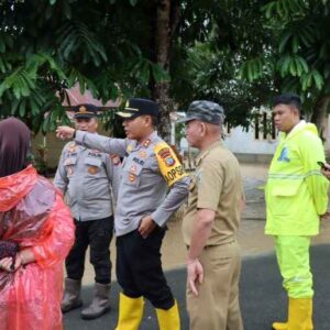 Kapolres Kotamobagu Tinjau Banjir Desa Tanoyan Utara, Jembatan Rawan Runtuh Jadi Sorotan