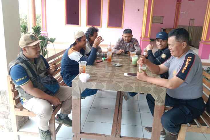 Kapolsek Bumi Jawa Ajak Anggota Ngopi Bareng Strategi Efektif Perkuat Kamtibmas dan Sinergi dengan Warga