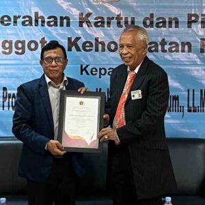 Ketum PWI Pusat Berikan Kartu dan Piagam Anggota Kehormatan kepada Pengacara Senior OC Kaligis