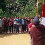 Peringati HUT RI Ke-79, Sejumlah Warga Borbor Kibarkan Bendera di Jalan Rusak