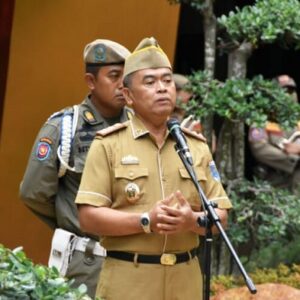 Pimpin Apel, Sekda Kota Metro Minta Satpol PP Tertibkan PKL di Taman Merdeka