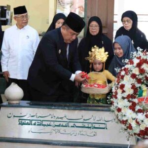 Pj Bupati Bekasi dan Forkopimda Kenang Perjuangan KH. Noer Alie dengan Ziarah dan Tabur Bunga