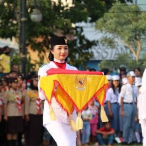 Sosok Pembawa Baki Asal SMA N 1 di HUT RI Ke-79 Kota Gunungsitoli perdana libatkan TNI-Polri