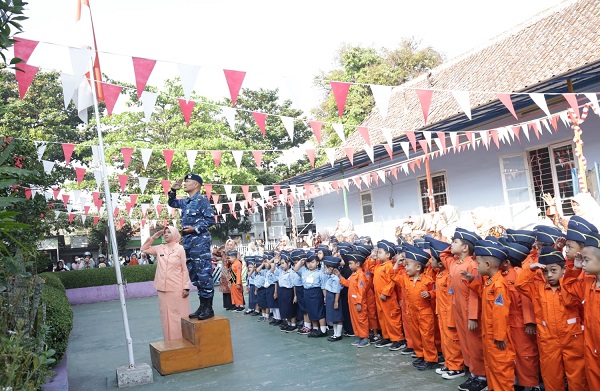 Tanamkan Nilai-nilai Kebangsaan dan Kedisiplinan Sejak Dini, Danlanud Husein Sastranegara Pimpin Upacara Bendera