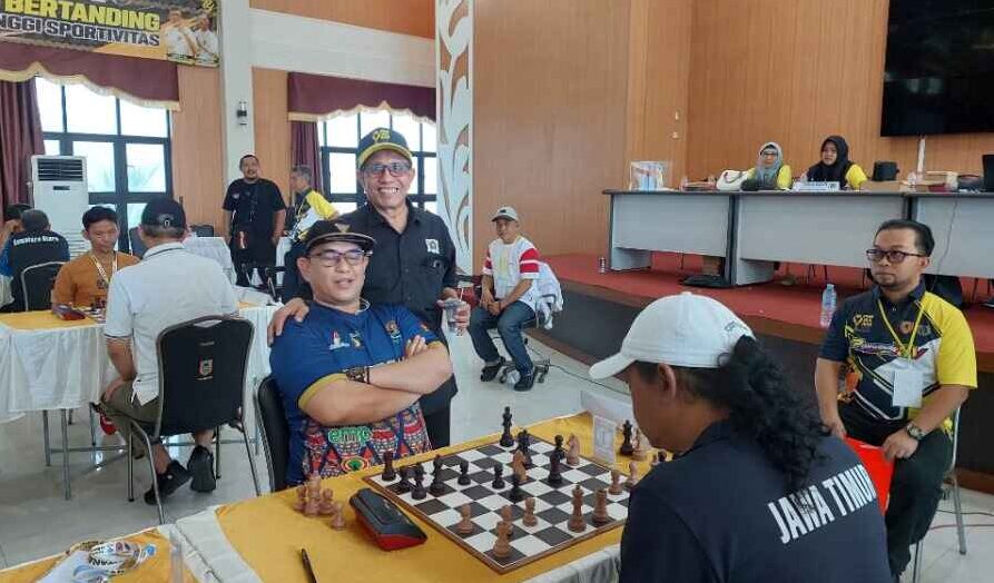 Tensi Tinggi di Porwanas Momen Unik Hendry Ch Bangun Bertemu dengan Pengklaim Posisi Ketua PWI