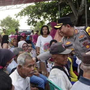 Tersentuh Berita Nelayan Desa Loji, Kapolres Sukabumi Gelar Bakti Sosial