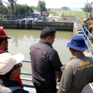 Tinjau Langsung Titik Aliran Sungai, Pj Bupati Bekasi Cari Solusi Atasi Kekeringan Pertanian