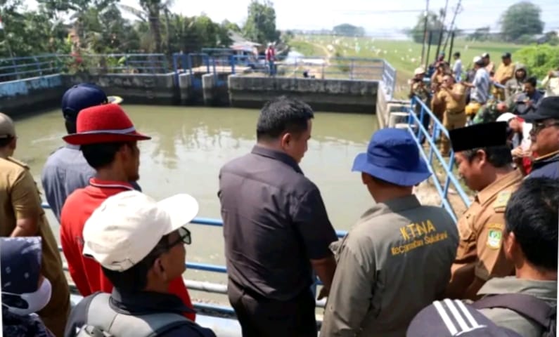 Tinjau Langsung Titik Aliran Sungai, Pj Bupati Bekasi Cari Solusi Atasi Kekeringan Pertanian