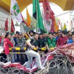 Tuntut Laksanakan Putusan MK, Ratusan Mahasiswa Pendemo Robohkan Kawat Berduri di Gerbang DPRD Lampung