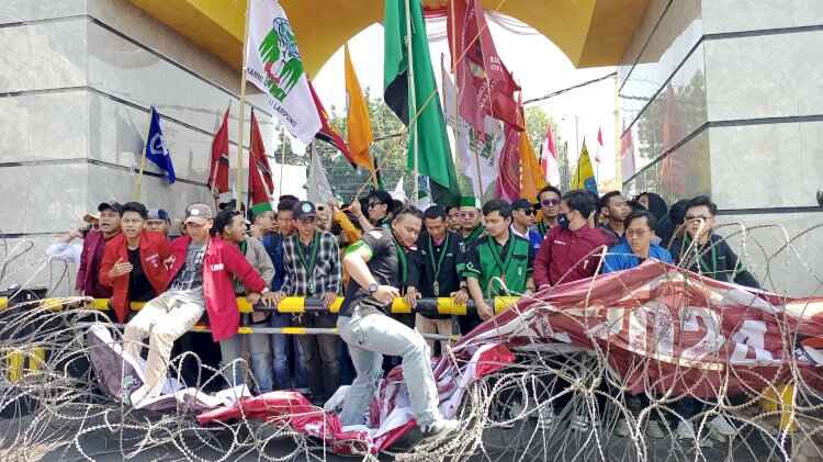 Tuntut Laksanakan Putusan MK, Ratusan Mahasiswa Pendemo Robohkan Kawat Berduri di Gerbang DPRD Lampung