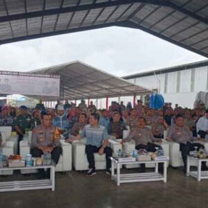 Wakapolri Komjen Agus Andrianto Sambangi Belawan: Dengarkan Keluhan Warga dan Bagikan 1.000 Paket Sembako