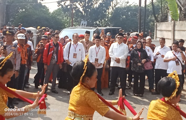 Zulkarnain - Lerru Daftarkan Diri Jadi Cabup dan Cawabup