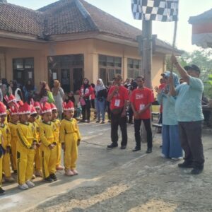 Camat Cirinten Bersama Kapolsek Resmi Membuka Lomba Gerak Jalan HUT RI Ke-79