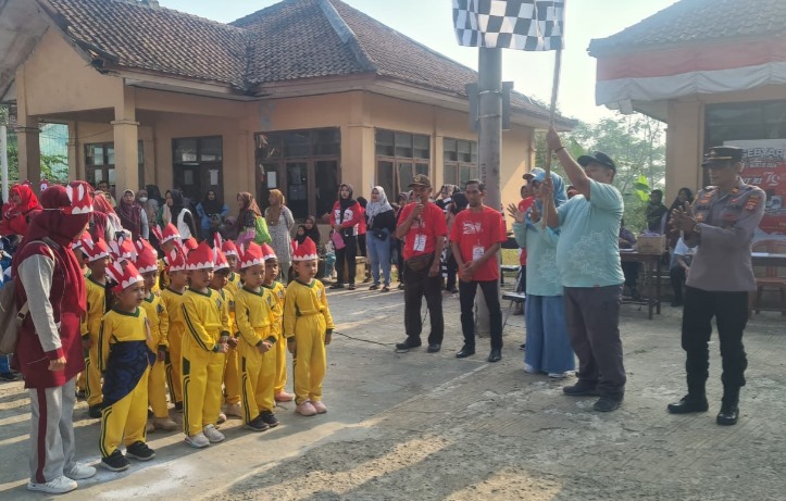 Camat Cirinten Bersama Kapolsek Resmi Membuka Lomba Gerak Jalan HUT RI Ke-79