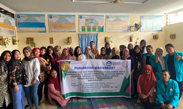  Institut Kesehatan Helvetia Beri Warga Desa Bakaran Batu Gelar Pelatihan dan Pendampingan Pembuatan Racikan Empon Menieer