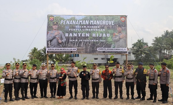 Kapolda Banten tanam seribu pohon di Pantai Vatu Saung Kabupaten Serang1