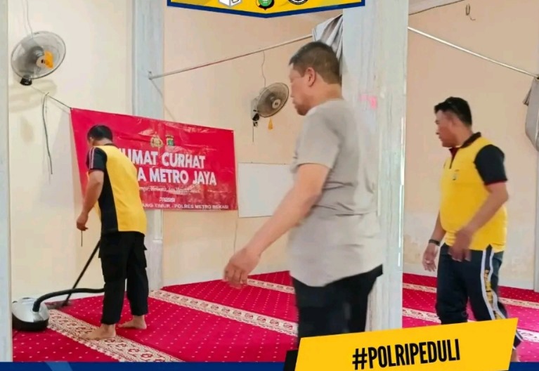Kapolsek Cikarang Timur Bersama Personel Polsek Laksanakan Giat Bersih-Bersih Masjid Nurul Ikhsan