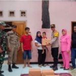 Kapolsek Tegalbuleud Polres Sukabumi dan Forkopimcam Salurkan Bantuan Sembako kepada Korban Rumah Ambruk