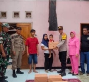 Kapolsek Tegalbuleud Polres Sukabumi dan Forkopimcam Salurkan Bantuan Sembako kepada Korban Rumah Ambruk