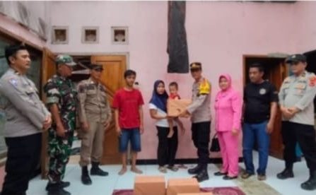 Kapolsek Tegalbuleud Polres Sukabumi dan Forkopimcam Salurkan Bantuan Sembako kepada Korban Rumah Ambruk