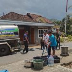 PJ Kepala Desa Ngulan Wetan serahkan bantuan air bersih