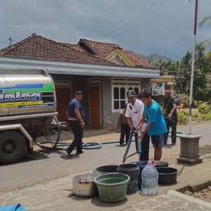 PJ Kepala Desa Ngulan Wetan serahkan bantuan air bersih