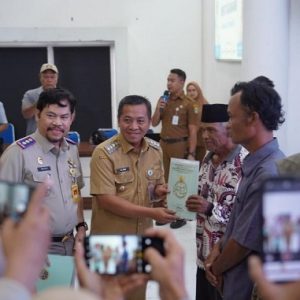 Pastikan Hukum Hak Atas Tanah, Kepala BPN bersama Bupati Serahkan Sertifikat pada Masyarakat Karawan