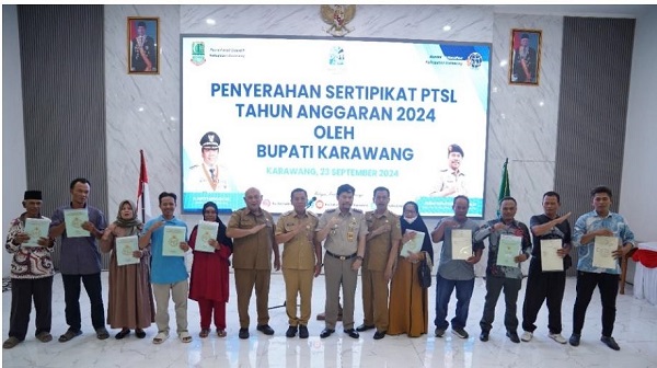Pastikan-Hukum-Hak-Atas-Tanah-Kepala-BPN-bersama-Bupati-Serahkan-Sertifikat-pada-Masyarakat-Karawang2