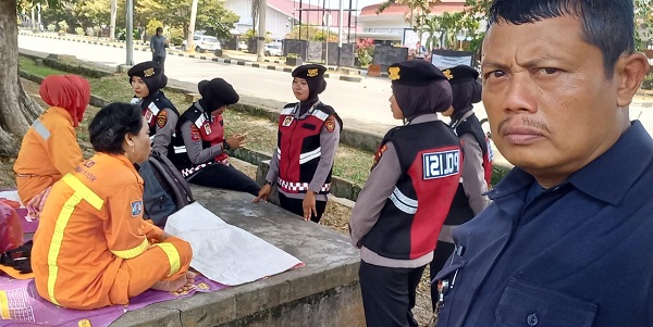 Patroli Polwan Samapta Polda Kaltim bersama Ka satgas Humas OMP Manutung Polresta Balikpapan di Kantor KPUD