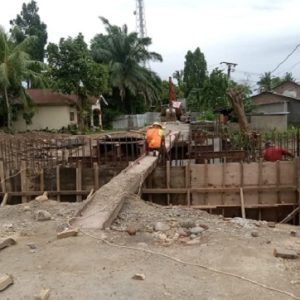 Pembangunan Jembatan Penghubung Desa Kelumpang dan Sialang Muda Mangkrak, Warga Mengeluh Akses Terhambat