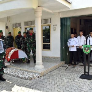 Personil Veteran Wafat, Wakil Wali Kota Metro Qomaru Lepas Jenazah Mayor. Inf. Purn. Kamaluddin