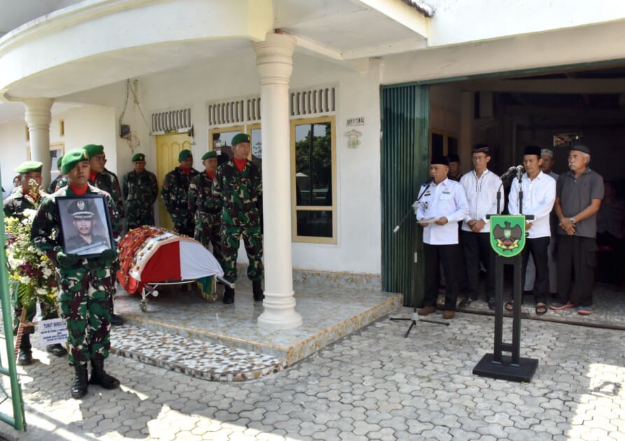 Personil Veteran Wafat, Wakil Wali Kota Metro Qomaru Lepas Jenazah Mayor. Inf. Purn. Kamaluddin