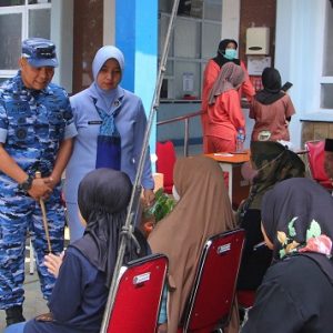 Sambut HUT Ke-79 TNI, Lanud Husein Sastranegara Gelar Bakti Kesehatan dan Pembagian Sembako