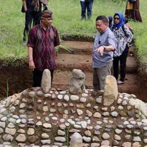 Anton Charliyan Dampingi Tim Arkeologi UI Ungkap Temuan Punden Berundak Bersejarah di Galunggung