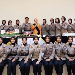 Syukuran HUT Polwan: Ibu Asuh Polwan Polres Sukabumi Berikan Kue Ulang Tahun