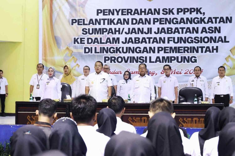 Lantik dan Sumpah Jabatan, Ketua DPRD Lampung Dampingi Gubernur Serahkan SK PPPK