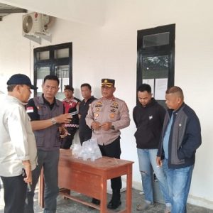 Curigai adanya Benner Paslon Bupati, Sekelompok Orang Datangi Balai Desa Sukaraja Gedong Tataan