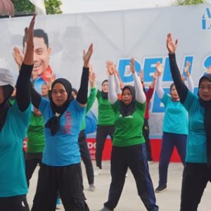 Dukung Asri Ludin dan Lom Lom, Puluhan Emak-emak Adakan Senam Bersama