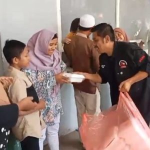 Jumat Berkah: Relawan Sabilulungan Bagikan 350 Nasi Kotak di RSUD Adjidarmo