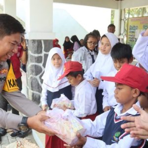 Kapolres Sukabumi Gelar Makan Siang Gratis untuk Pelajar Berkebutuhan Khusus